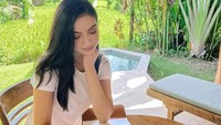  Menikmati minuman hangat dengan buah-buahan juga menjadi caranya untuk bersantai saat memiliki waktu senggang. Raline Shah juga aktif menulis jurnal tentang kesehariannya. Foto: Instagram/ralineshah