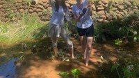 Tak takut panas dan kotor, Raline Shah tidak sungkan turun ke kebun. Memanen talas membuat Raline Shah terlihat begitu gembira. Foto: Instagram/ralineshah