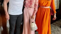 Raline Shah yang juga seorang foodies ternyata merupakan penggemar dari chef Gordon Ramsay. Dirinya pernah berfoto bersama saat menghadiri jamuan makan yang dihadiri Gordon Ramsay. Foto: Instagram/ralineshah