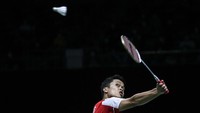 Anthony Sinisuka Ginting merebut set pertama dengan skor 21-8.