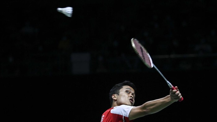 Ginting Tumbang di Tangan Tunggal Putra India Pebulu tangkis tunggal putra Indonesia Anthony Sinisuka Ginting merapikan rambutnya saat akan melawan pebulu tangkis tunggal putra India Lakshya Sen dalam pertandingan babak final Piala Thomas 2022 di Impact Arena, Bangkok, Thailand, Minggu (15/5/2022). ANTARA FOTO/M Risyal Hidayat/foc.