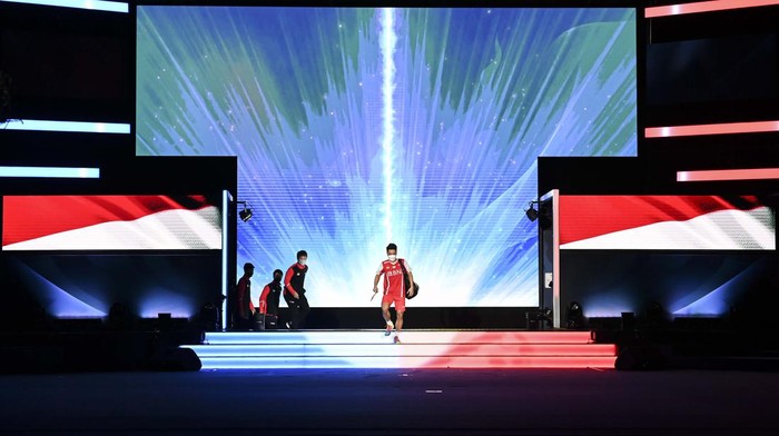 Ginting Tumbang di Tangan Tunggal Putra India Pebulu tangkis tunggal putra Indonesia Anthony Sinisuka Ginting merapikan rambutnya saat akan melawan pebulu tangkis tunggal putra India Lakshya Sen dalam pertandingan babak final Piala Thomas 2022 di Impact Arena, Bangkok, Thailand, Minggu (15/5/2022). ANTARA FOTO/M Risyal Hidayat/foc.