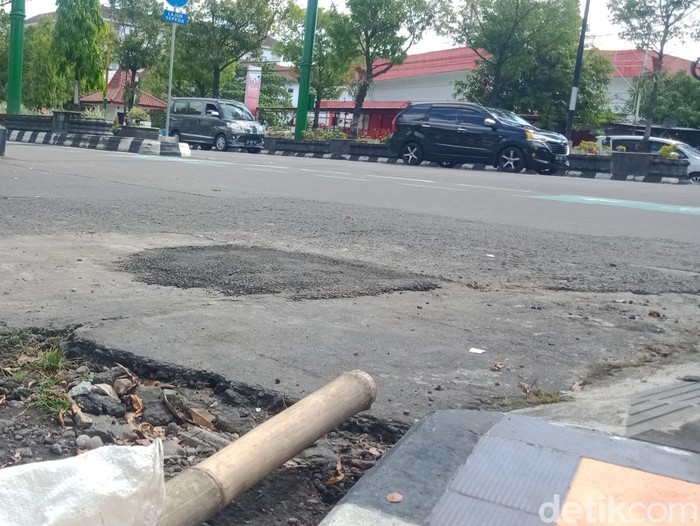 Gorong-gorong ambrol di dekat Pemkab Klaten akhirnya ditambal, Sabtu (15/5/2022).