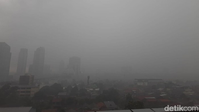Hujan angin terjadi di kawasan Mampang Pratan, Jakarta Selatan.