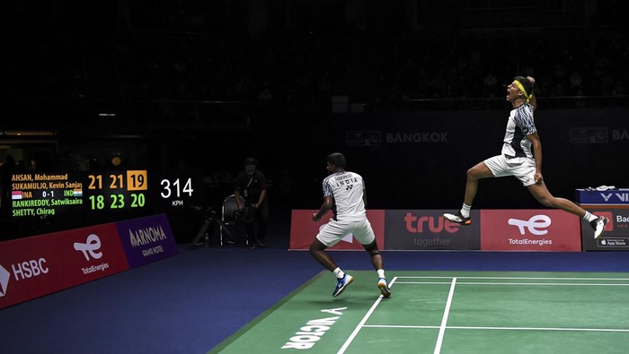 Pasangan pebulu tangkis ganda putra India Satwiksairaj Rankireddy (kiri) dan Chirag Shetty (kanan) meluapkan kegembiraanya usai mengalahkan pasangan pebulu tangkis ganda putra Indonesia Mohammad Ahsan dan Kevin Sanjaya Sukamuljo dalam pertandingan babak final Piala Thomas 2022 di Impact Arena, Bangkok, Thailand, Minggu (15/5/2022). Rankireddy/Shetty kalahkan Ahsan/Kevin dengan skor 18-21, 23-21 dan 21-19 sehingga India unggul sementara atas Indonesia dengan skor 2-0. ANTARA FOTO/M Risyal Hidayat/YU