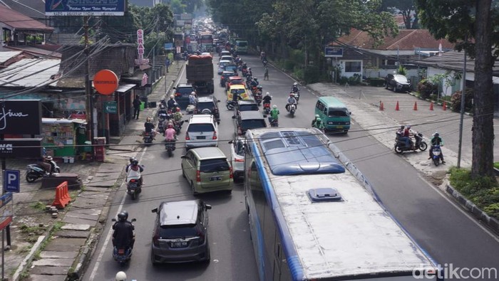 Jl Setiabudi, Kota Bandung terlihat dipadati kendaraan menuju Lembang, Kabupaten Bandung Barat