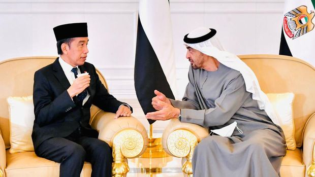 Presiden Jokowi dan Presiden MBZ berbincang dan tampak Presiden Palestina Mahmoud Abbas turut hadir menyampaikan dukacita. (Foto: Laily Rachev - Biro Pers Sekretariat Presiden)