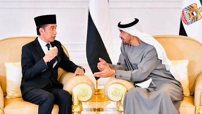 Presiden Jokowi dan Presiden MBZ berbincang dan tampak Presiden Palestina Mahmoud Abbas turut hadir menyampaikan dukacita. (Foto: Laily Rachev - Biro Pers Sekretariat Presiden)