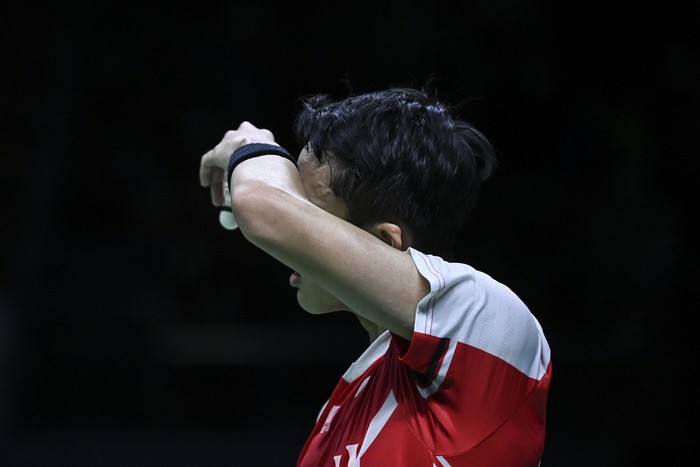 Pebulu tangkis tunggal putra Indonesia Jonatan Christie mengusap keringatnya saat melawan pebulu tangkis tunggal putra India Kidambi Srikanth dalam pertandingan babak final Piala Thomas 2022 di Impact Arena, Bangkok, Thailand, Minggu (15/5/2022). Jonatan Christie kalah dari Kidambi Srikanth dengan skor 15-21 dan 21-23 sehingga membuat Indonesia kalah dari India dengan skor akhir 0-3. ANTARA FOTO/M Risyal Hidayat/YU