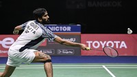 Pebulu tangkis tunggal putra India Kidambi Srikanth mengembalikan kok ke arah lawannya pebulu tangkis tunggal putra Indonesia Jonatan Christie dalam pertandingan babak final Piala Thomas 2022 di Impact Arena, Bangkok, Thailand, Minggu (15/5/2022).