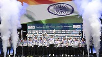 Tim Thomas India mengangkat trofi Piala Thomas 2022.