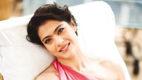 Kajol merupakan bagian keluarga Mukherjee-Samarth, ayahnya bernama Shomu Mukherjee merupakan seorang pembuat film. Sedangkan ibunya, Tanuja dan adik perempuannya, Tanishaa Mukerji merupakan aktris. Foto: dok instagram Kajol
