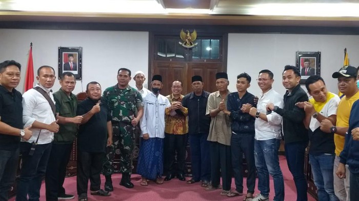 Kedua klub sepakbola antara Bebidas FC dan Karang Genteng FC yang sempat adu jotos di Lapangan Atletik pada event Harum CUP sepakat berdamai.