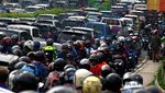 Akhir Pekan, Jalur Puncak Macet Banget
