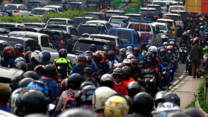 KEPADATAN DI JALUR WISATA PUNCAK BOGOR Sejumlah kendaraan memadati jalur wisata Puncak di Simpang Gadog, Ciawi, Kabupaten Bogor, Jawa Barat, Minggu (15/5/2022). Satlantas Polres Bogor memberlakukan sistem satu arah secara situasional untuk mengurai kepadatan di jalur wisata Puncak, Bogor saat libur panjang akhir pekan. ANTARA FOTO/Arif Firmansyah/foc.