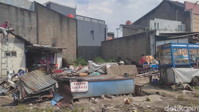 Kondisi kios di Cipamokolan yang rusak akibat angin puting beliung