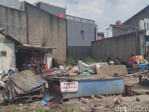 Puting Beliung Luluh Lantakkan 4 Kios Pedagang di Bandung!
