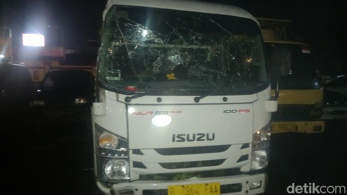 Kondisi Mobil Micro Bus Elf yang terguling di Tanjakan Emen, Kabupaten Subang, Minggu (15/5/2022).