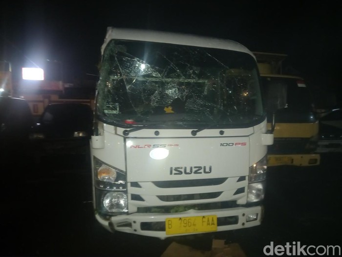 Kondisi Mobil Micro Bus Elf yang terguling di Tanjakan Emen, Kabupaten Subang, Minggu (15/5/2022).