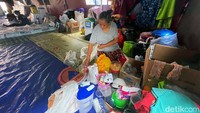 Sudah 3 pekan mereka bertahan di pengungsian.