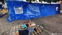 Mereka terpaksa bertahan di tenda penampungan sementara akibat belum memiliki tempat tinggal.