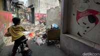 Seorang anak melihat sisa bangunan yang terbakar.