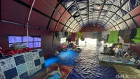Warga korban kebakaran Pasar Gembrong masih bertahan di dalam tenda pengungsian yang disediakan Pemkot Jaktim.