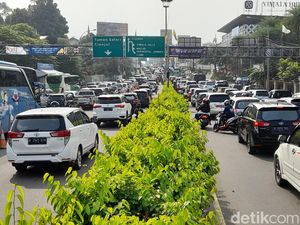 Lalin Macet, One Way Arah Puncak Bogor Diberlakukan