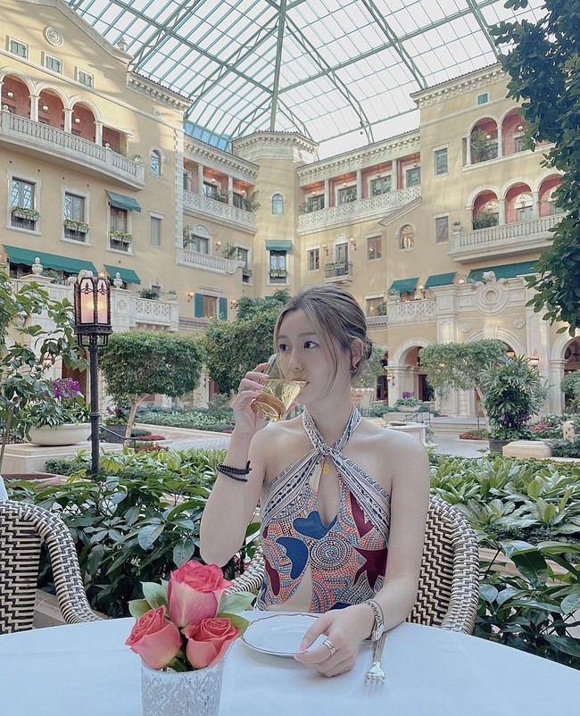 Aktris 30 tahun ini menuai sorotan karena sering memakai baju seksi dalam unggahannya. Seperti saat makan di sebuah restoran, Lee Da In memakai halter dress yang mengekspos dadanya. Foto: dok. Instagram @xx__dain