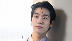 Pesona Lee Seung Hyub, Penjual Gukbap Curi Perhatian di Shooting Stars