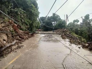 Longsor-Tiang Listrik Roboh Akibat Hujan Deras di Lebak Selatan