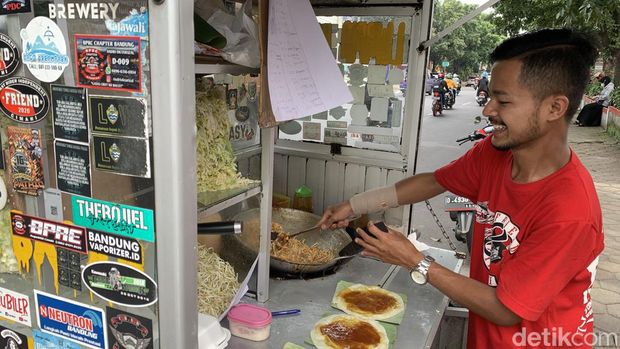 Lumpia basah Ajiip yang berlokasi di Jalan Gatot Subroto, Cimahi