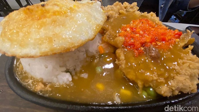 Makan Steak pakai nasi dan sambal goang.
