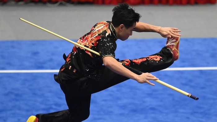 Melihat Aksi Atlet Wushu Indonesia yang Berujung Emas Atlet Wushu Indonesia Seraf Naro Siregar berpose dengan medali yang diraihnya pada Wushu SEA Games 2021 Vietnam di Cau Giay Gymnasium, Hanoi, Vietnam, Minggu (15/5/2021). Seraf Naro Siregar meraih medali emas pada nomor Taolu Daoshu (golok) dan Guns Shu (toya) Putra dan perunggu pada Taolu Chang Quan Putra. ANTARA FOTO/Zabur Karuru/foc.