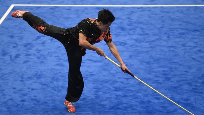 Melihat Aksi Atlet Wushu Indonesia yang Berujung Emas Atlet Wushu Indonesia Seraf Naro Siregar berpose dengan medali yang diraihnya pada Wushu SEA Games 2021 Vietnam di Cau Giay Gymnasium, Hanoi, Vietnam, Minggu (15/5/2021). Seraf Naro Siregar meraih medali emas pada nomor Taolu Daoshu (golok) dan Guns Shu (toya) Putra dan perunggu pada Taolu Chang Quan Putra. ANTARA FOTO/Zabur Karuru/foc.