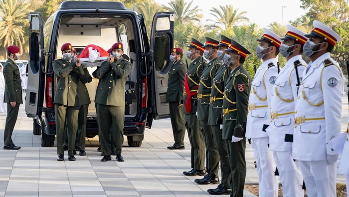 Melihat Pemakaman Presiden Uni Emirat Arab Abu Dhabi's Crown Prince Sheikh Mohammed bin Zayed Al Nahyan attends the burial of President of the United Arab Emirates Sheikh Khalifa bin Zayed Al Nahyan, at Al Bateen cemetery in Abu Dhabi, United Arab Emirates, May 13, 2022. Ministry of Presidential Affairs/Handout via REUTERS THIS IMAGE HAS BEEN SUPPLIED BY A THIRD PARTY.
