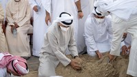 Peran Sheikh Khalifa sebagian besar bersifat seremonial sejak dia menderita stroke dan menjalani operasi pada tahun 2014. Saudara laki-lakinya dan putra mahkota Abu Dhabi, Sheikh Mohammed bin Zayed, secara luas dipandang sebagai pemimpin de-facto UEA, menangani urusan sehari-hari untuk negara Teluk.