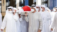 Putra Mahkota Abu Dhabi Sheikh Mohammed bin Zayed Al Nahyan dan Wakil Perdana Menteri dan Menteri Urusan Kepresidenan UEA Sheikh Mansour bin Zayed Al Nahyan membawa jenazah mendiang Presiden Uni Emirat Arab Sheikh Khalifa bin Zayed Al Nahyan saat pemakamannya, di Abu Dhabi , Uni Emirat Arab, 13 Mei 2022.