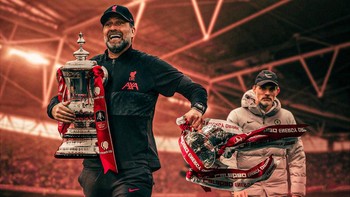Meme pelatih Liverpool Jurgen Klopp merebut piala di hadapan pelatih Chelsea Thomas Tuchel. Foto: (Twitter)