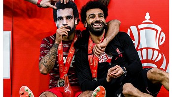 Momen Mohamed Salah merayakan kemenangan sambil duduk banyak dishare di Twitter. Salah cedera kaki di babak pertama. Foto: (Twitter)