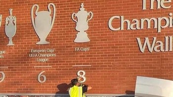 Meme petugas menambah angka di jumlah piala Liverpool. Mereka sudah 8 kali juara Piala FA. Foto: (Twitter)