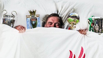 Meme Jurgen Klopp tidur nyenyak dan bahagia dengan aneka piala yang dikoleksinya. Foto: (Twitter)