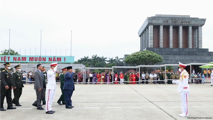 Menhan Prabowo ziarah ke mausoleum tokoh revolusi Vietnam (dok. Kemenhan)