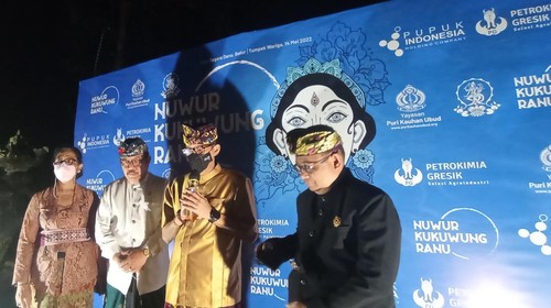 Menparekraf Sandiaga Salahuddin Uno bersama Wagub Bali Tjok Oka Artha Ardhana Sukawati (Cok Ace) dan pejabat lain usai menghadiri Pameran Seni Sastra Saraswati di Pura Segara Batur, Sabtu (14/5/2022) malam