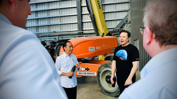 Presiden Joko Widodo mengunjungi Gedung Stargate SpaceX di Boca Chica, Amerika Serikat. Jokowi berkeliling melihat fasilitas produksi roket SpaceX ditemani Elon Musk.