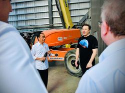 Momen Jokowi-Elon Musk Melihat Fasilitas Produksi Roket SpaceX