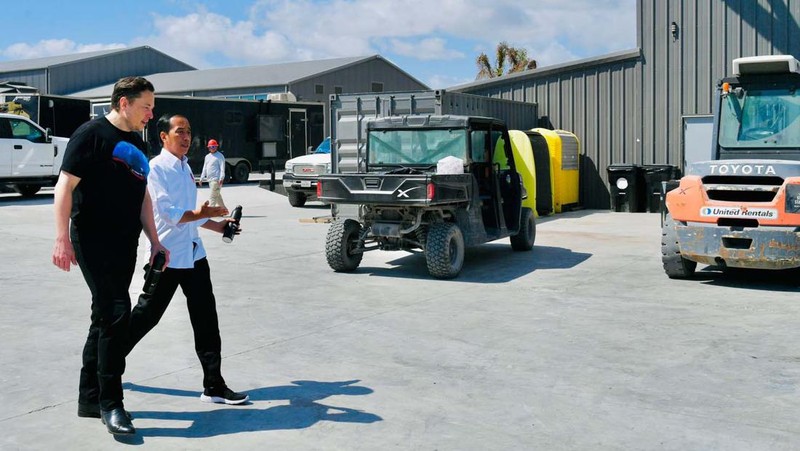 Presiden Joko Widodo mengunjungi Gedung Stargate SpaceX di Boca Chica, Amerika Serikat. Jokowi berkeliling melihat fasilitas produksi roket SpaceX ditemani Elon Musk.