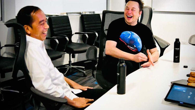 Momen Jokowi-Elon Musk Melhat Fasilitas Produksi Roket SpaceX Presiden Joko Widodo mengunjungi Gedung Stargate SpaceX di Boca Chica, Amerika Serikat. Jokowi berkeliling melihat fasilitas produksi roket SpaceX ditemani Elon Musk.