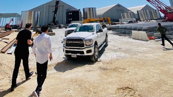 Elon Musk dalam kesempatan yang sama mengatakan sangat tertarik dengan masa depan Indonesia. Indonesia terlihat sangat optimistis terhadap masa depan dan memiliki energi positif.