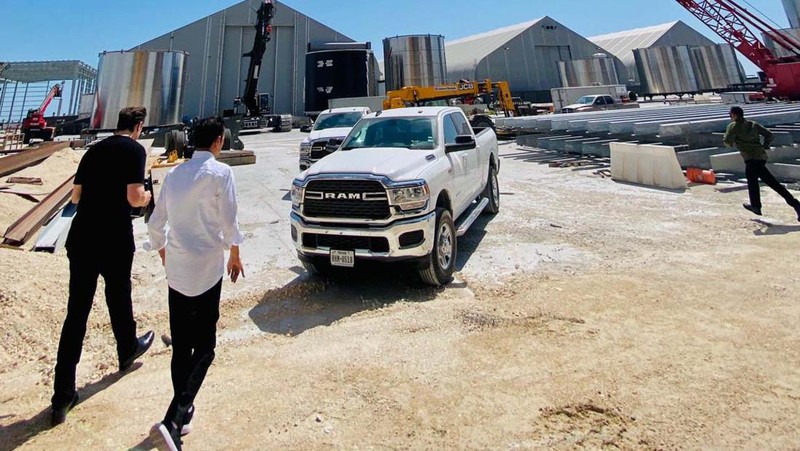 Presiden Joko Widodo mengunjungi Gedung Stargate SpaceX di Boca Chica, Amerika Serikat. Jokowi berkeliling melihat fasilitas produksi roket SpaceX ditemani Elon Musk.